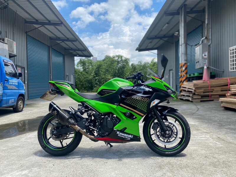 KAWASAKI NINJA400 - 中古/二手車出售中 眾多改裝 黑隼手機架、短牌架、車身防倒球、W!ZH腳踏後移、改裝尾段排氣管 搜尋 IG:Motoshen 專營大聖二輪廣場 | Motoshen大聖二輪廣場