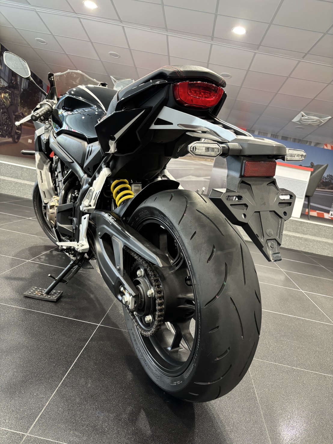 HONDA CBR650R - 中古/二手車出售中 CBR650R 出廠年份：2021 領牌年份：2021.04 行駛里程：4875公里 車輛所在：新北市中和區 | 個人自售