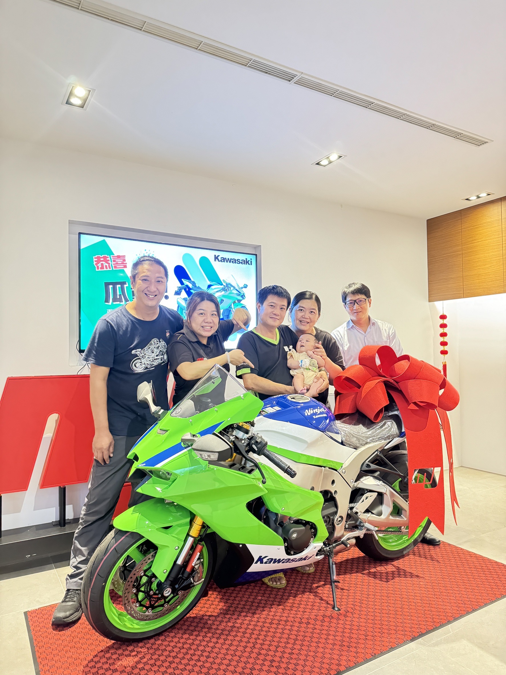 KAWASAKI NINJA ZX-10R新車出售中 《 康妮賀交車 》Kawasaki ZX10R 超美40週年版本 四缸聲浪就是迷人 現在就聯絡康妮 | 敏傑車業資深銷售專員 康妮 Connie