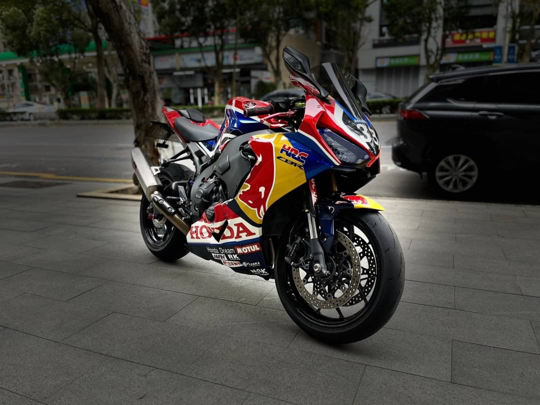 HONDA CBR1000RR Fire Blade - 中古/二手車出售中 OhlinsTTX後避震 Lightech腳踏後移  正蠍管 小資族二手重機買賣 | 小資族二手重機買賣