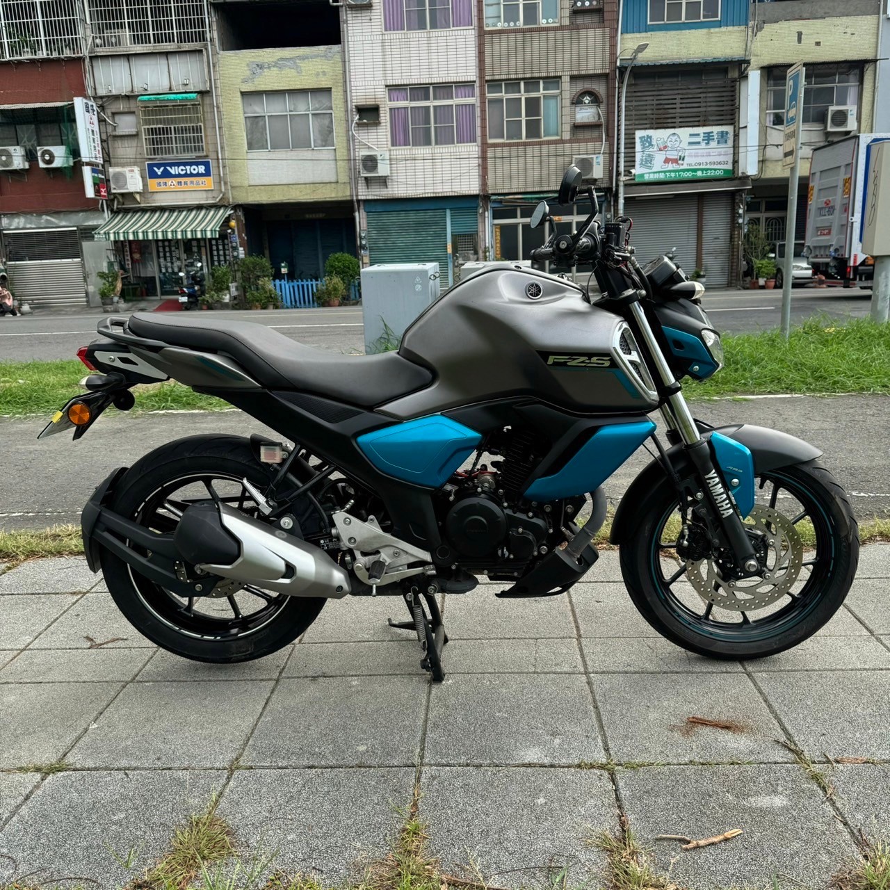 YAMAHA FZS-FI - 中古/二手車出售中 《高雄二手機車》2020 山葉 FZS 150 ABS #0551 #可試車/二手機車/流行車款/現況特惠快速交車 | 貳輪嶼二手機車行-高雄店/中古重機收購/gogoro買賣推薦/線上估價立刻加Line:@motor888 （台南、屏東也有到府收購）