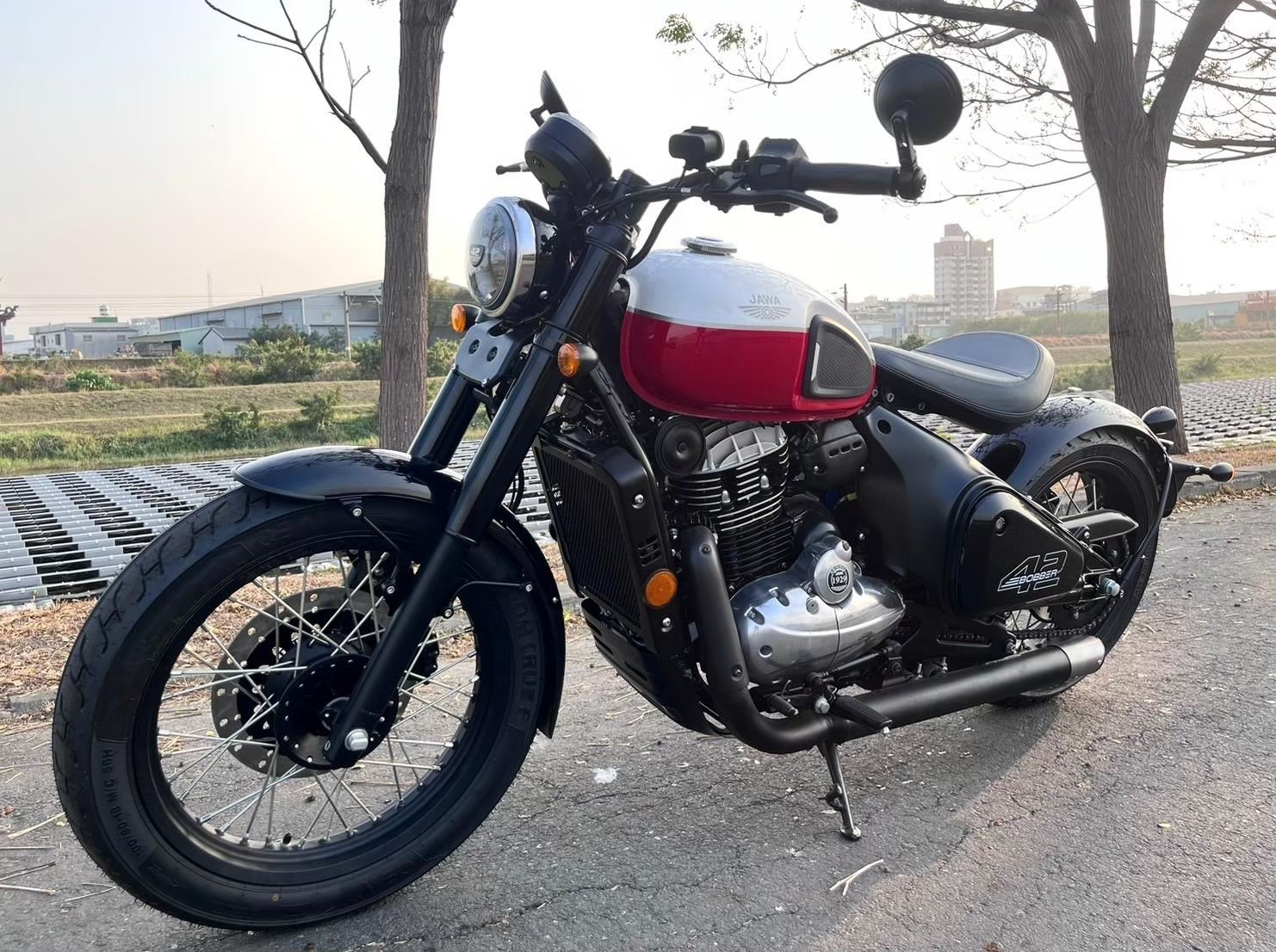 JAWA JAWA 42 BOBBER新車出售中 售 全新車 新車 JAWA42 BOBBER 紅白 獨特風格 非 手工車 | 飛翔國際