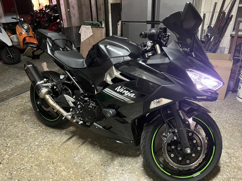 KAWASAKI NINJA400 - 中古/二手車出售中 2021 Ninja 400黑色 總代理車 里程3300 車庫車 無倒摔（含行車記錄器、水箱護罩、防倒球、原廠管、原廠風鏡） | 個人自售