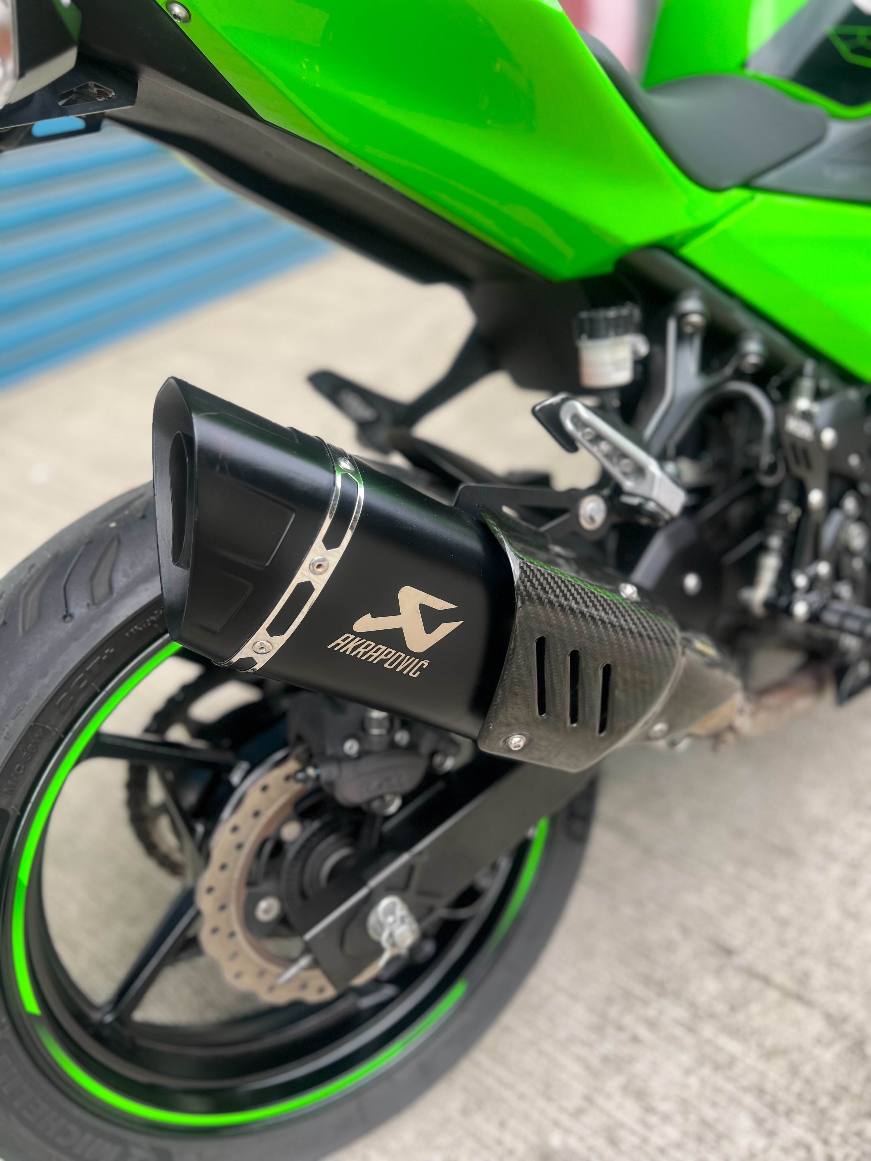 KAWASAKI NINJA400 - 中古/二手車出售中 2020年 NINJA400 仿蠍排氣管 W!ZH腳踏後移 前後行車紀錄器 短牌架  | 阿宏大型重機買賣