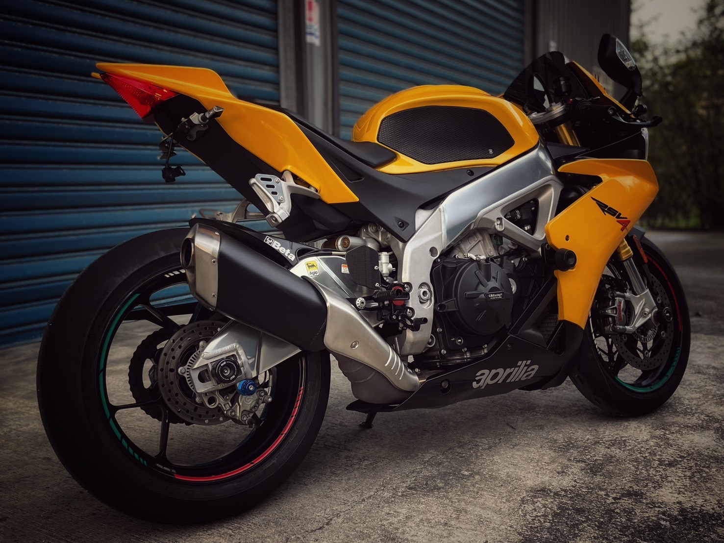 APRILIA RSV4 R APRC ABS - 中古/二手車出售中 RSV4 R 眾多改裝 SC排氣管（未安裝） 小資族二手重機買賣 | 小資族二手重機買賣