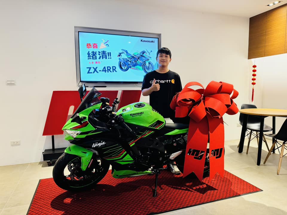 Kawasaki ZX-4RR新車出售中 《 康妮賀交車 》恭喜六位ZX4RR 車主 耐心等待開心交車 四缸聲浪深植人心！有夠好聽！排序趁現在 | 敏傑車業資深銷售專員 康妮 Connie