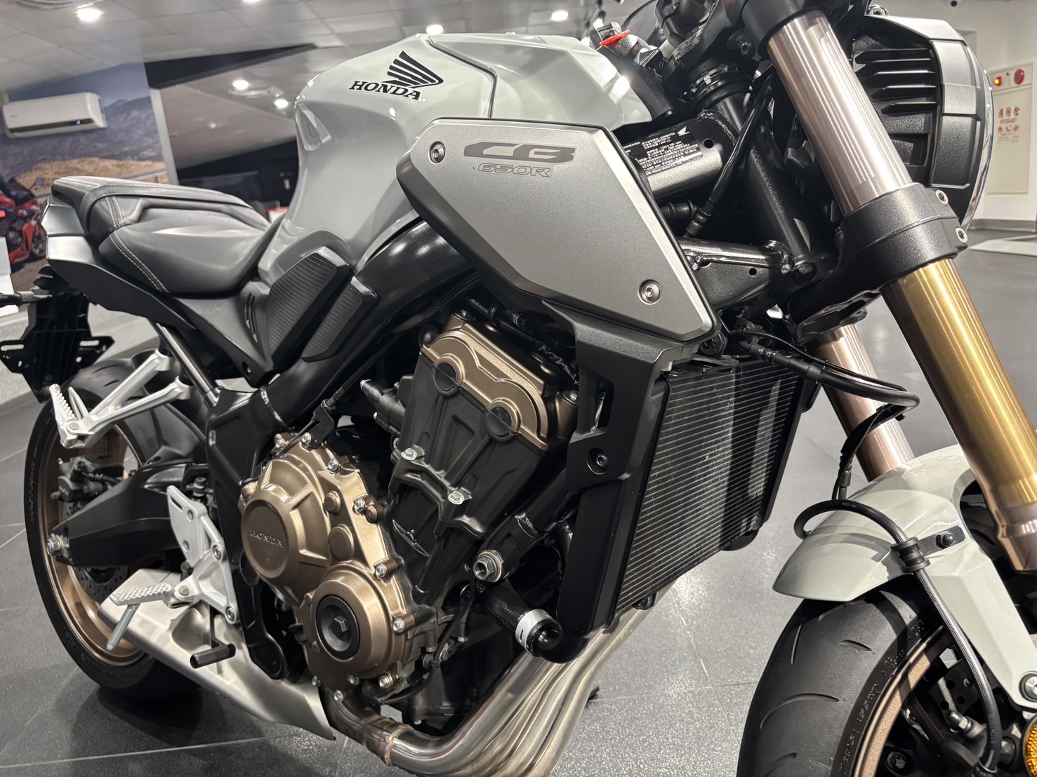 HONDA CB650R - 中古/二手車出售中 CB650R 出廠年份：2021 領牌年份：2021.04 行駛里程：6044公里 車輛所在：新北市中和區 | 個人自售