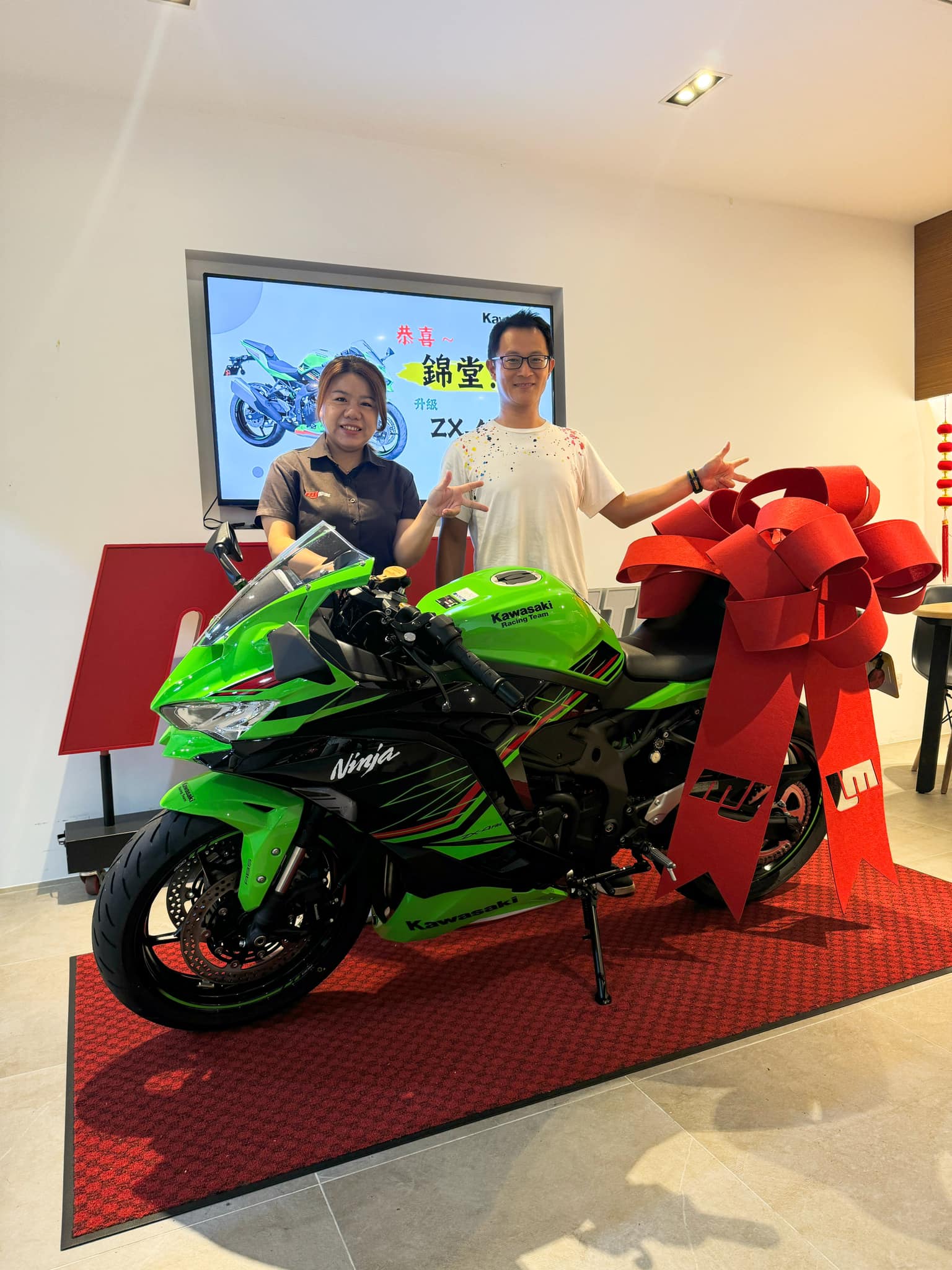 Kawasaki ZX-4RR新車出售中 《 康妮賀交車 》恭喜錦堂 成功入手 Kawasaki ZX4RR 三年保固 不限里程～ 交車再附上康妮皮革鑰匙圈喔 | 敏傑車業資深銷售專員 康妮 Connie