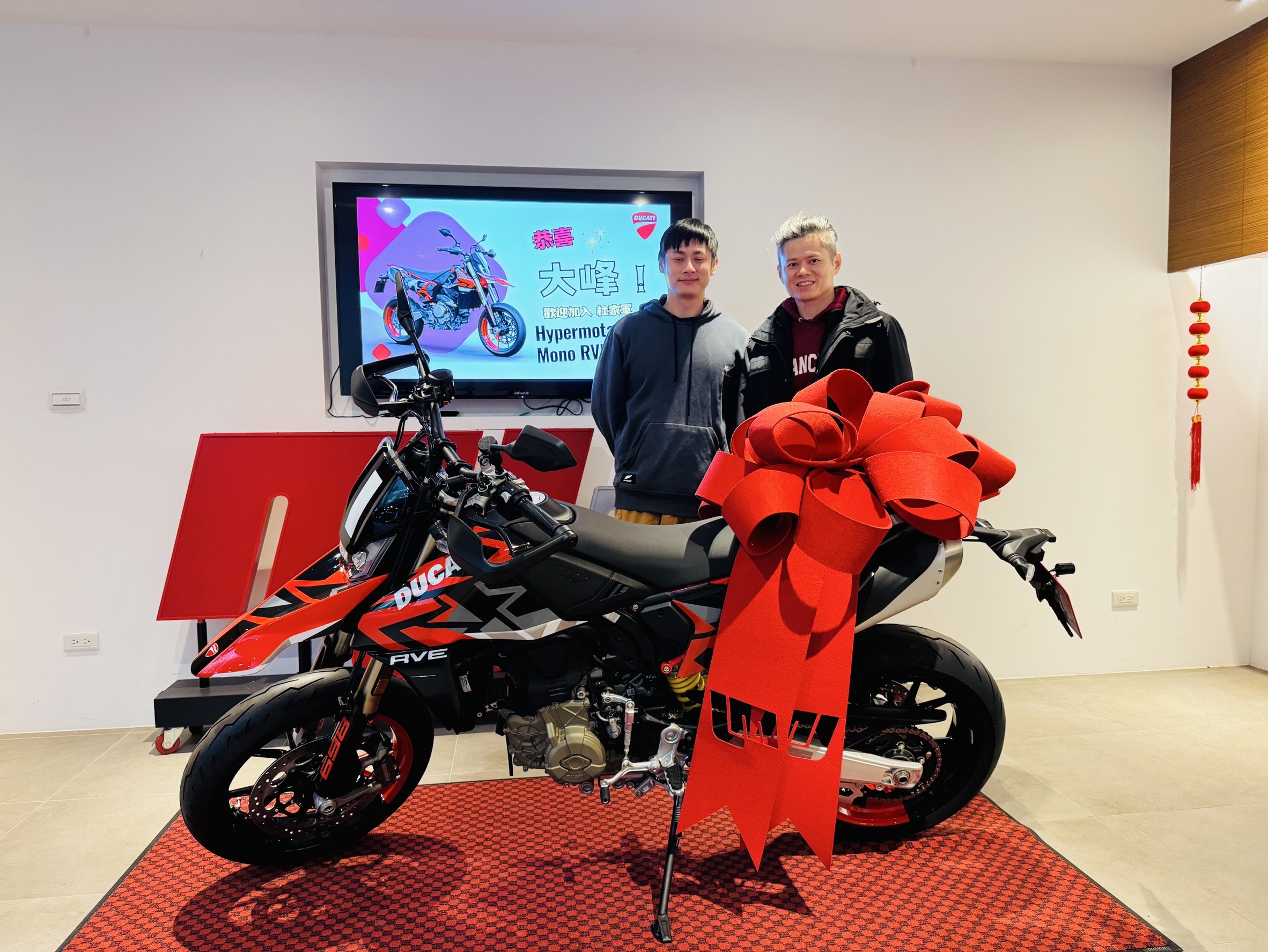 Ducati  Hypermotard 698 Mono RVE新車出售中 《 康妮賀交車 》恭喜大峰！加入Ducati Hypermotard 698 Mono RVE | 敏傑車業資深銷售專員 康妮 Connie