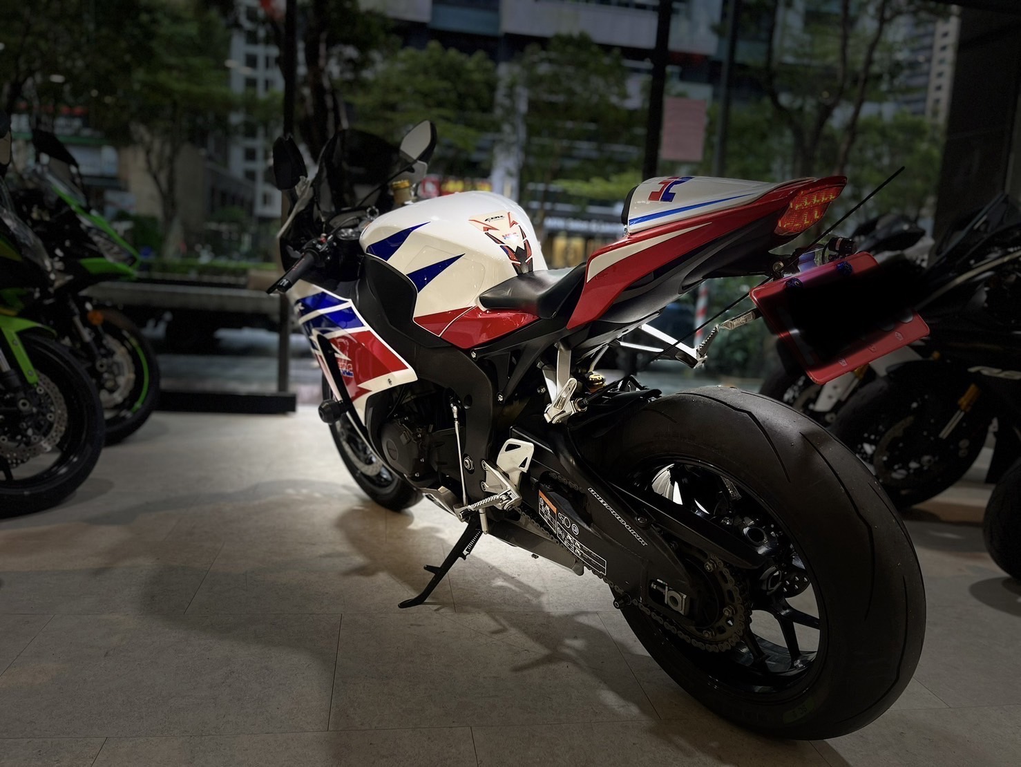 HONDA CBR1000RR Fire Blade - 中古/二手車出售中 HRC配色 眾多改裝 無重大事故 小資族二手重機買賣 | 小資族二手重機買賣