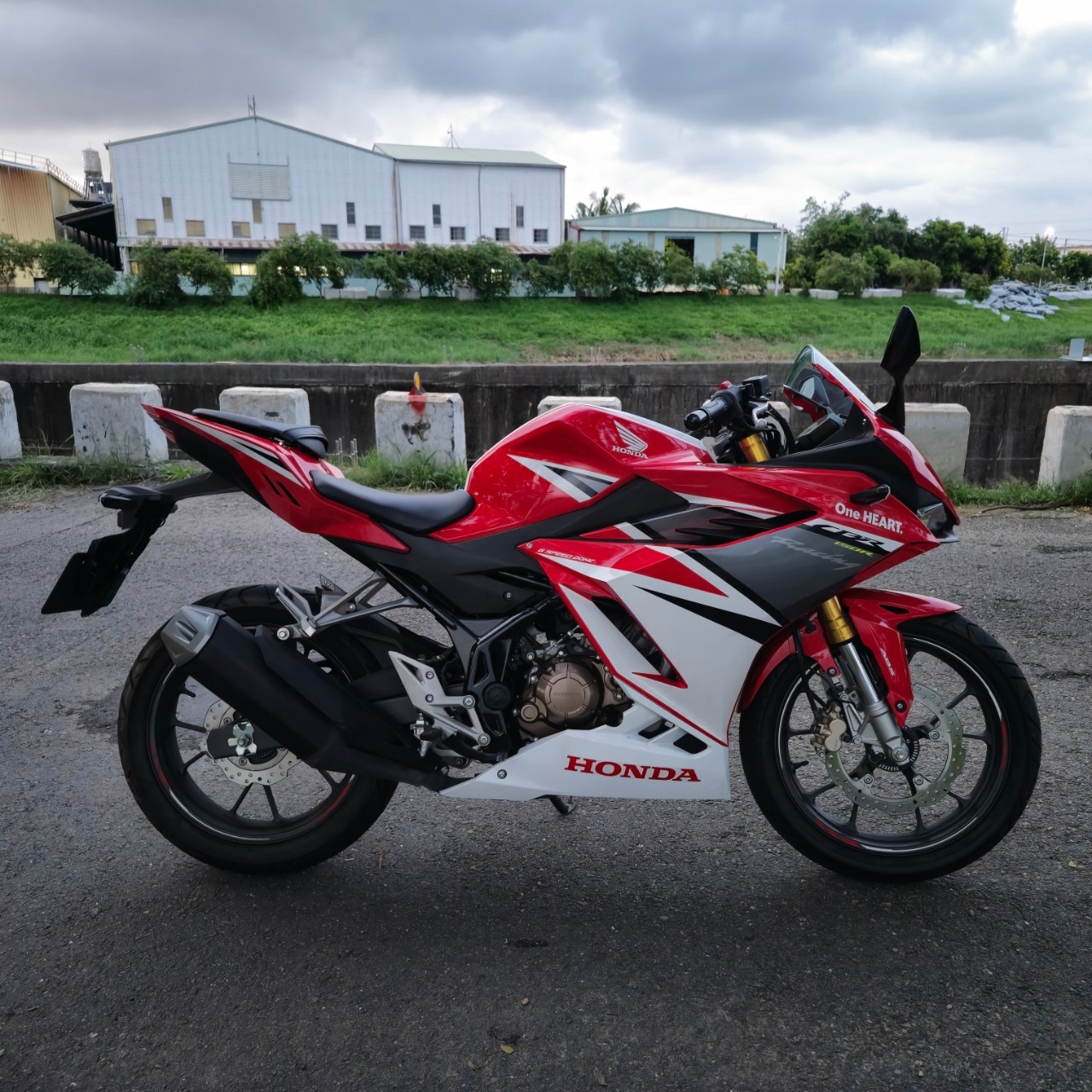 HONDA CBR150R - 中古/二手車出售中 售 2021 HONDA CBR 150R 紅白 本田仿賽 CBR150R 輕檔 | 飛翔國際