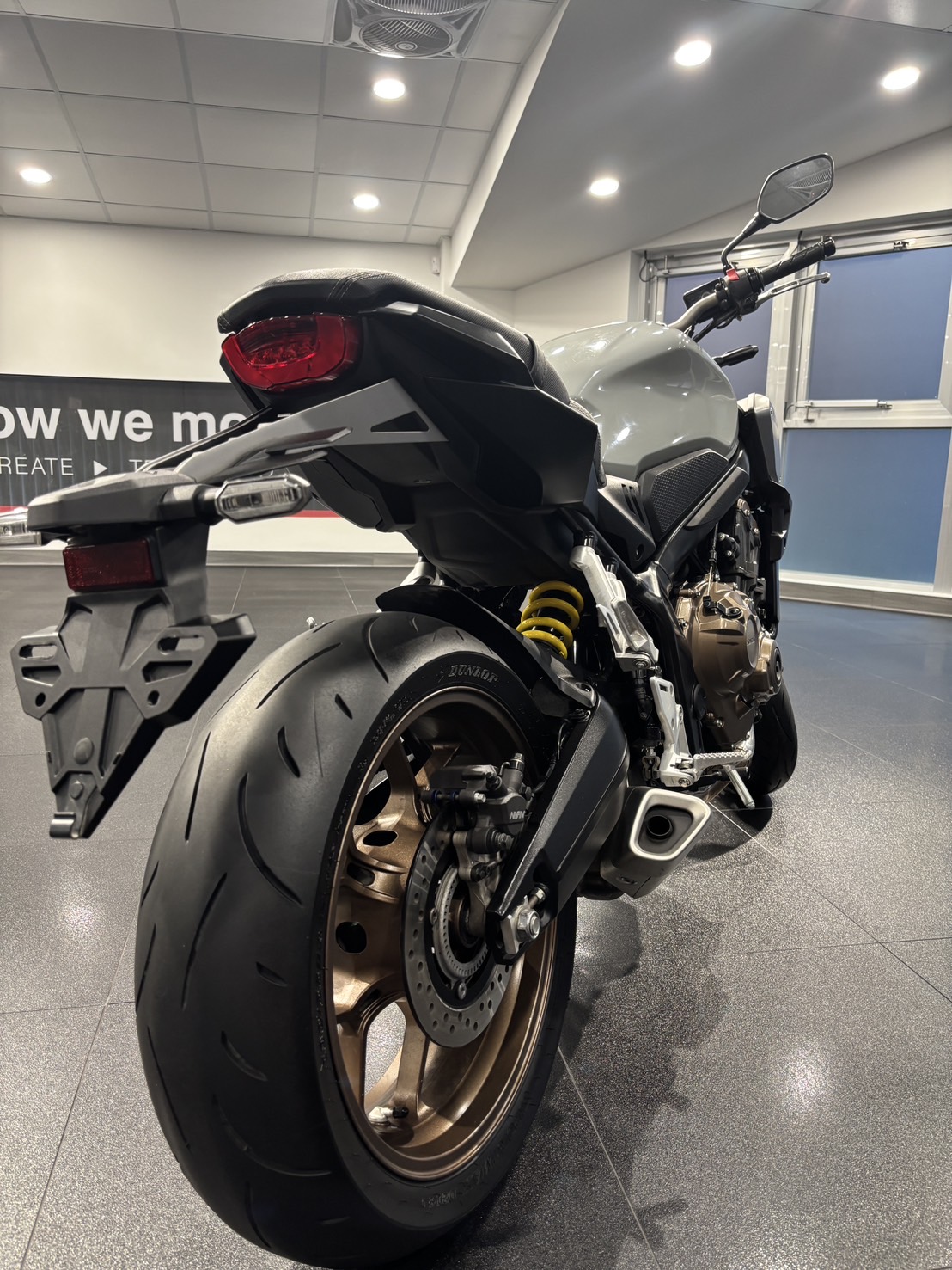 HONDA CB650R - 中古/二手車出售中 CB650R 出廠年份：2021 領牌年份：2021.03 行駛里程：6044公里 車輛所在：新北市中和區 售價 :25.3萬 | 個人自售