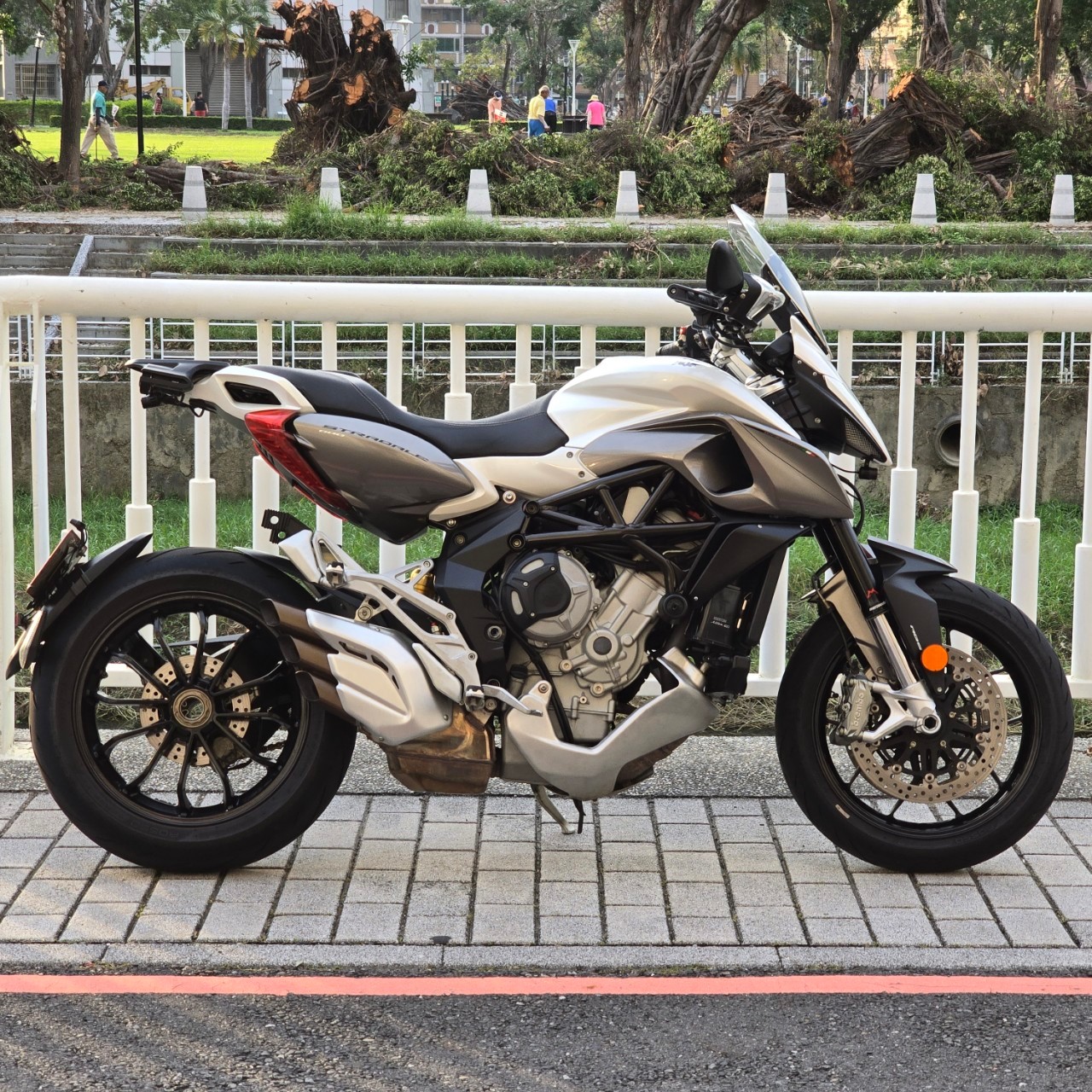 MV AGUSTA STARDALE800 - 中古/二手車出售中 2015 MV AGUSTA STRADALE 800 奧古斯塔 多功能車 雙側箱 紅牌重機 三缸 扭力大師 | 飛翔國際