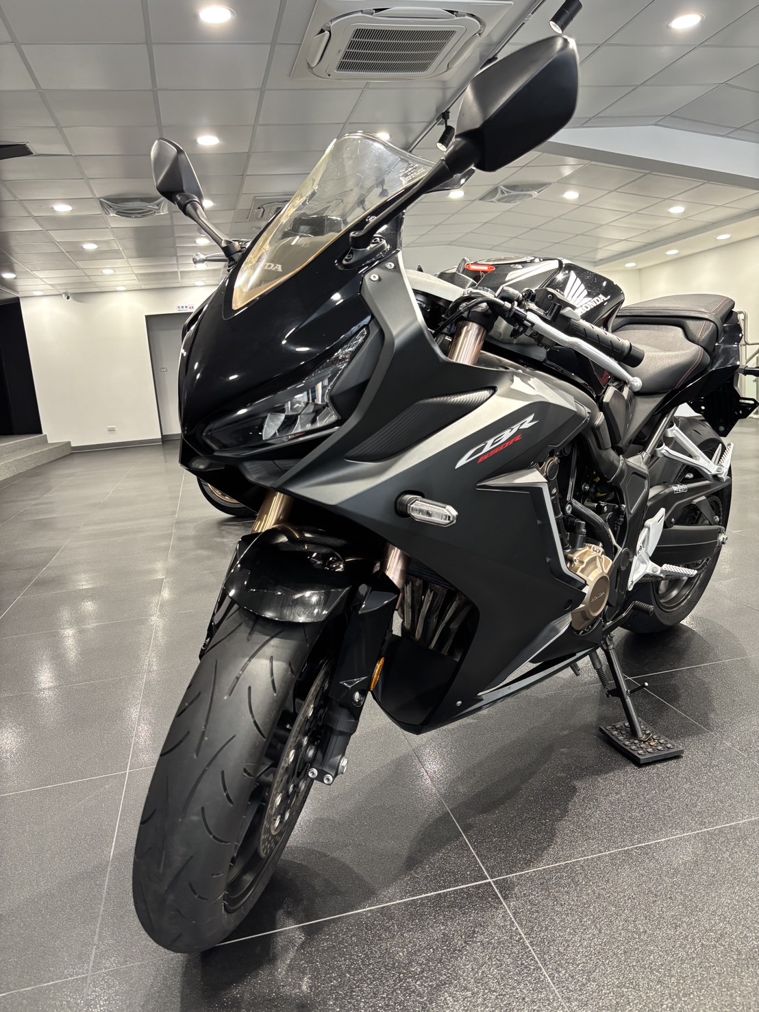 HONDA CBR650R - 中古/二手車出售中 CBR650R 出廠年份：2021 領牌年份：2021.04 行駛里程：4875公里 車輛所在：新北市中和區 售價 : 25.8萬 | 個人自售