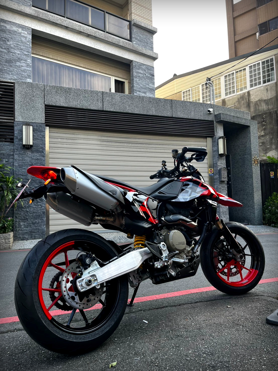 DUCATI HYPERMOTARD 698 MONO RVE新車出售中 【敏傑宇軒】賀交車 李帥哥 DUCATI HYPERMOTARD 698 MONO RVE 總代理公司車 | 重車銷售職人-宇軒 (敏傑)