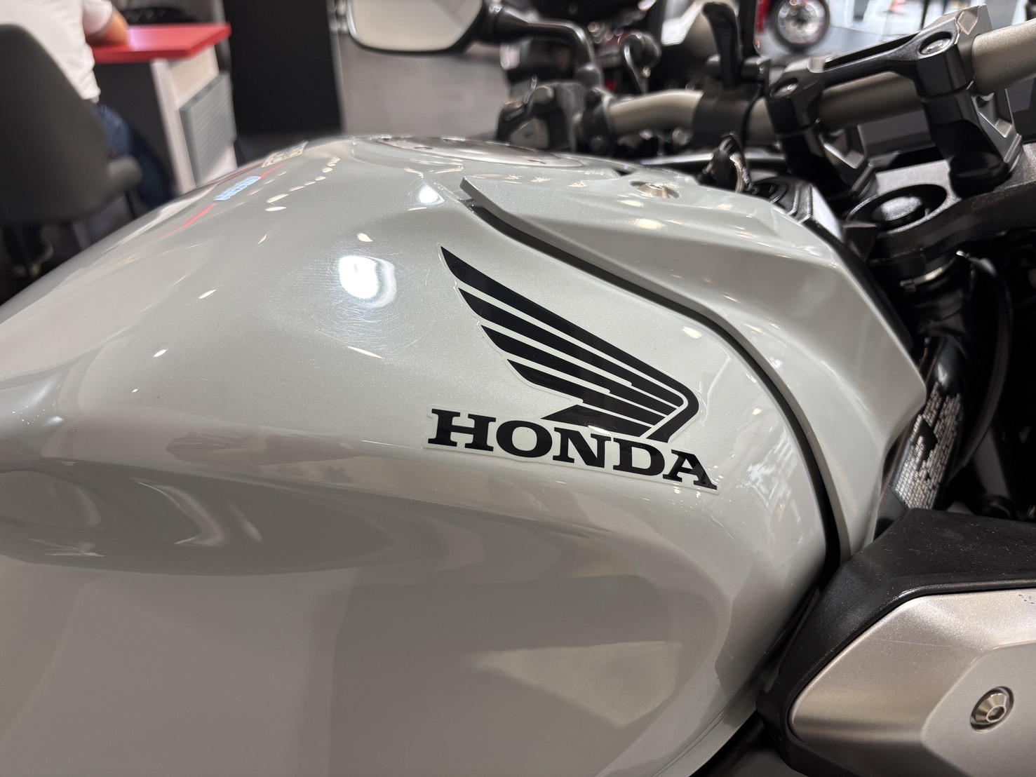 HONDA CB650R - 中古/二手車出售中 CB650R 出廠年份：2021 領牌年份：2021.04 行駛里程：6177公里 車輛所在：新北市中和區 售價 : 25.3萬 | 個人自售