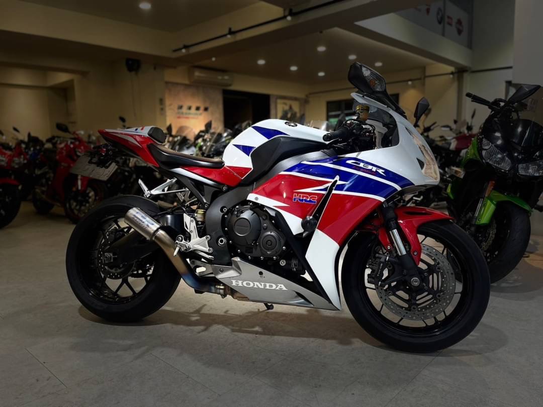 HONDA CBR1000RR Fire Blade - 中古/二手車出售中 小紅莓中尾段 超多改裝 小資族二手重機買賣 | 小資族二手重機買賣