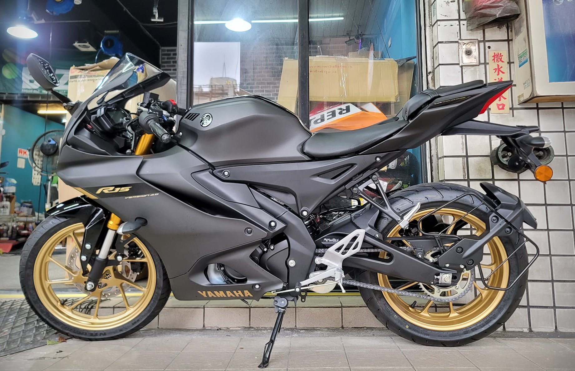 YAMAHA YZF-R15新車出售中 【勝大重機】現車 2024 YAMAHA YZF-R15 V4 闇夜黑 全新車售價$12.8萬 | 勝大重機