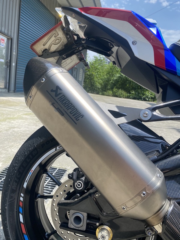 BMW S1000RR - 中古/二手車出售中 15年S1000RR 眾多改裝 行車紀錄器 三色副廠殼 Rizoma後方向燈 Rizoma離合器拉桿 Rizoma短牌架 Lightech護弓 Lightec腳踏後移 GBR引擎護蓋 碳纖維車台護蓋 碳纖維搖臂護蓋 碳纖維油箱護蓋 Puig風鏡 大燈護片 防倒球 | Motoshen大聖二輪廣場