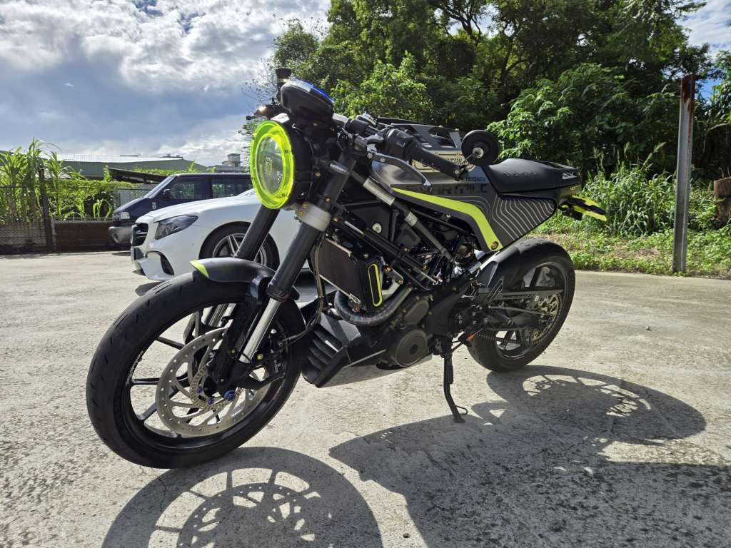 Husqvarna  海絲瓜 白箭401 - 中古/二手車出售中 [出售] 2018年 Husqvarna 海絲瓜 白箭401 | 老爹重機