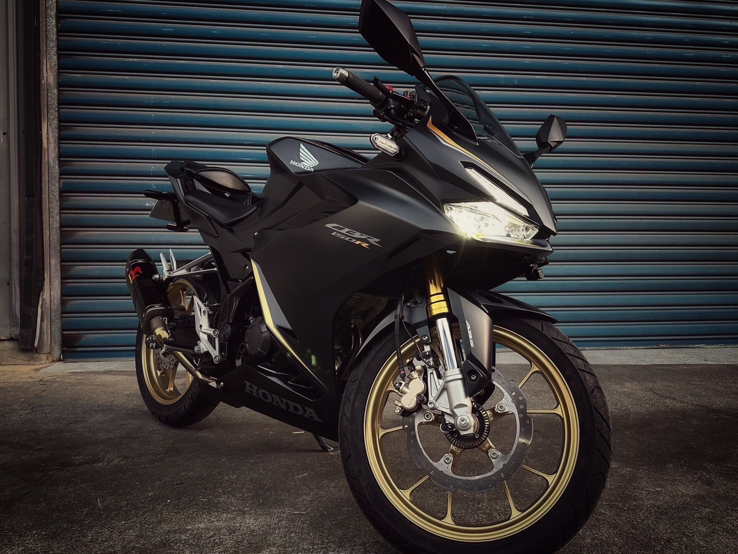 HONDA CBR150R - 中古/二手車出售中 CBR150R 碳蠍管 眾多改裝 無倒無摔 小資族二手重機買賣 | 小資族二手重機買賣