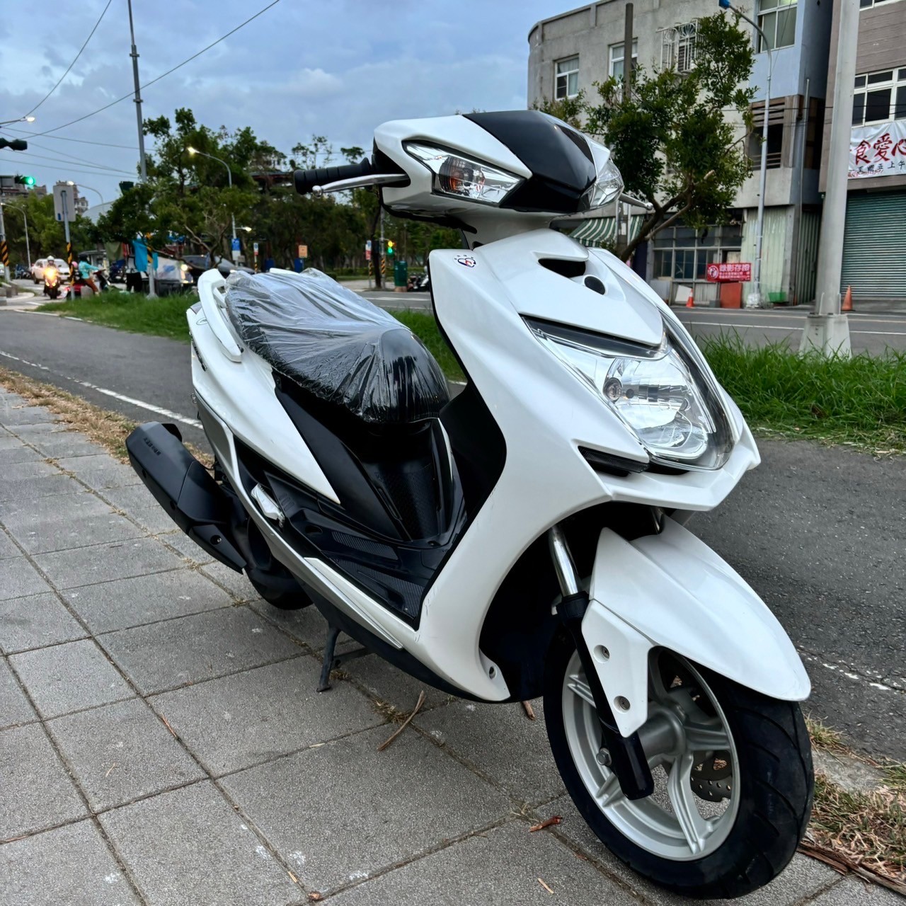 山葉 四代勁戰 - 中古/二手車出售中 《高雄二手機車》2016 山葉 勁戰四代 125 #8506 #可試車/二手機車/流行車款/現況特惠快速交車 | 貳輪嶼二手機車行-高雄店/中古重機收購/gogoro買賣推薦/線上估價立刻加Line:@motor888 （台南、屏東也有到府收購）