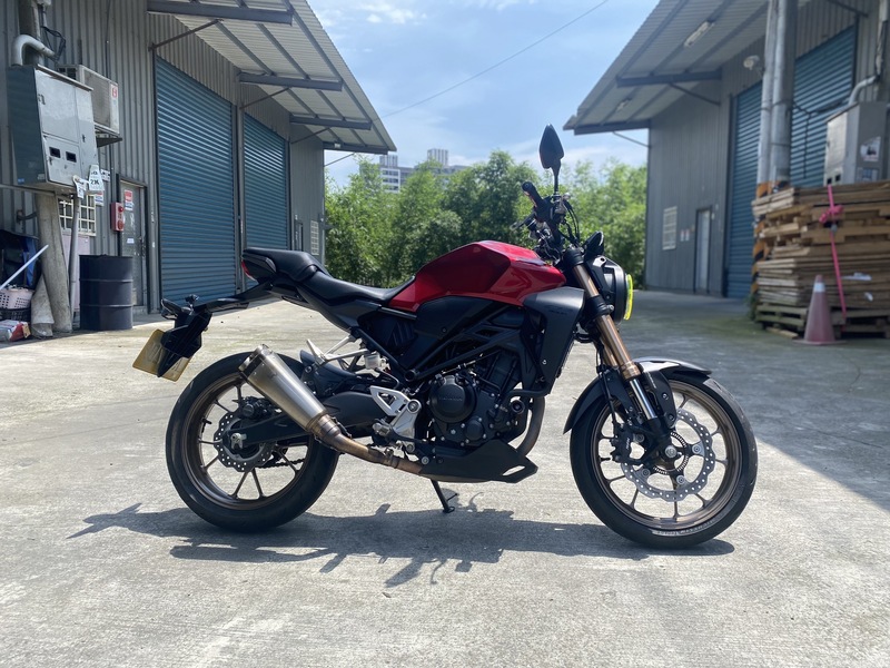 HONDA CB300R - 中古/二手車出售中 21年CB300R 改裝部品: 大燈護片 車身防倒球 水箱護網 行車紀錄器 黑準手機架 IXIL雙出髮絲紋排氣管 | Motoshen大聖二輪廣場